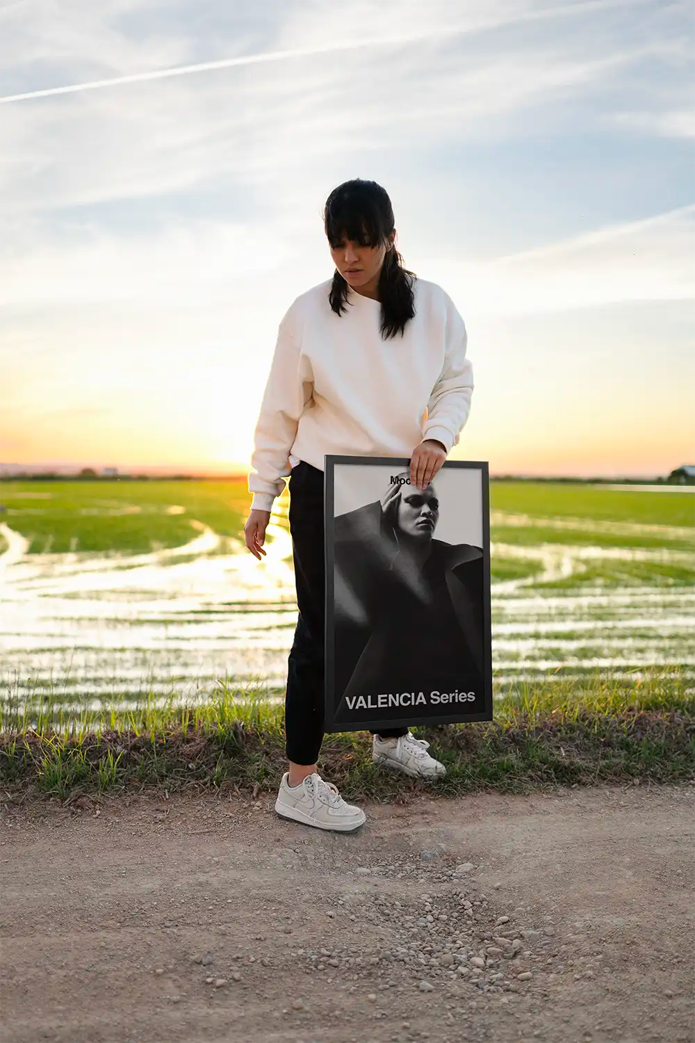 Frame print mockup in Valencia, Spain.  © BRANDACLE MOCKUPS 2026. All rights reserved.