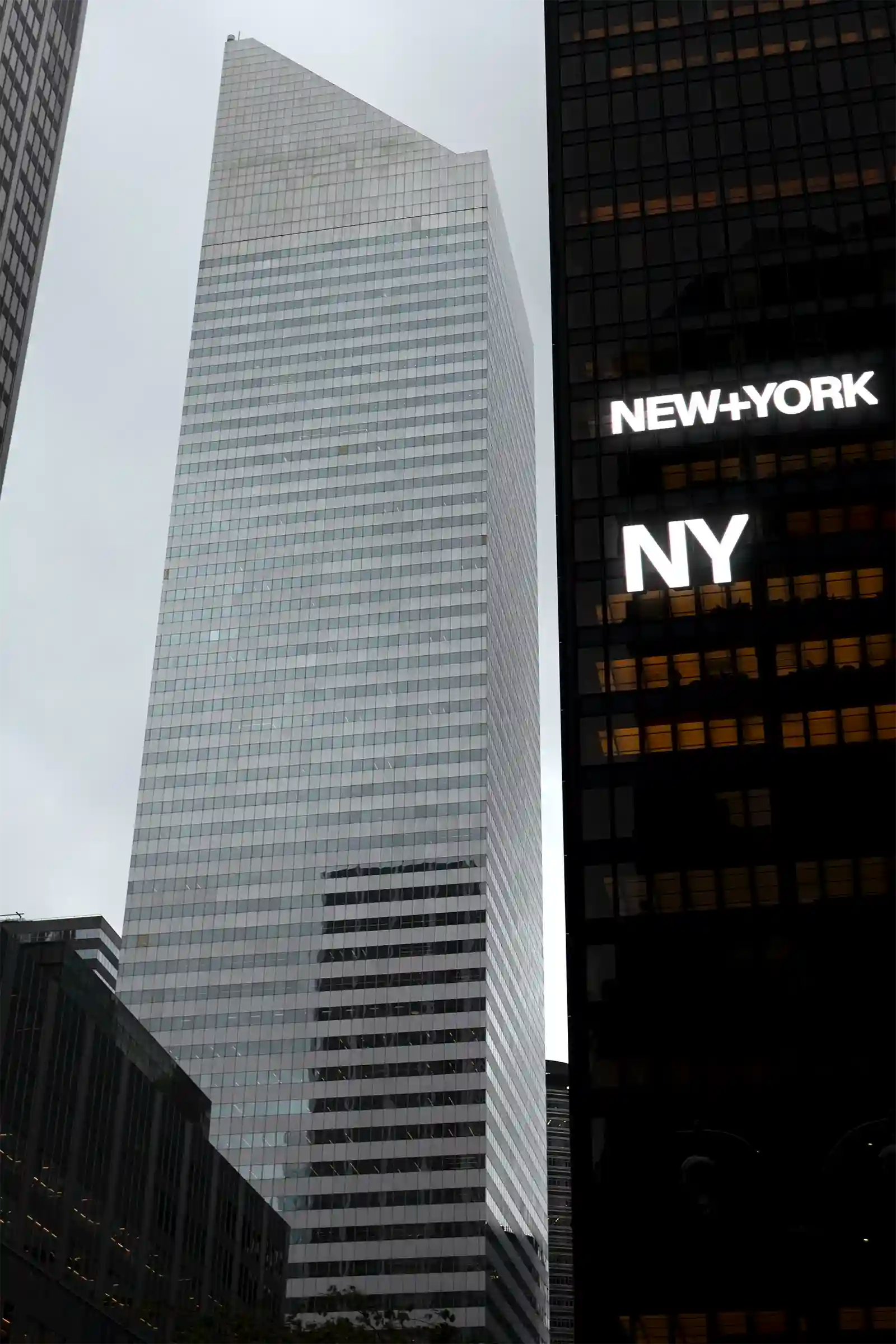 Logo mockup in Manhattan, New York, United States. PSD Mockup on Photoshop for your design 2