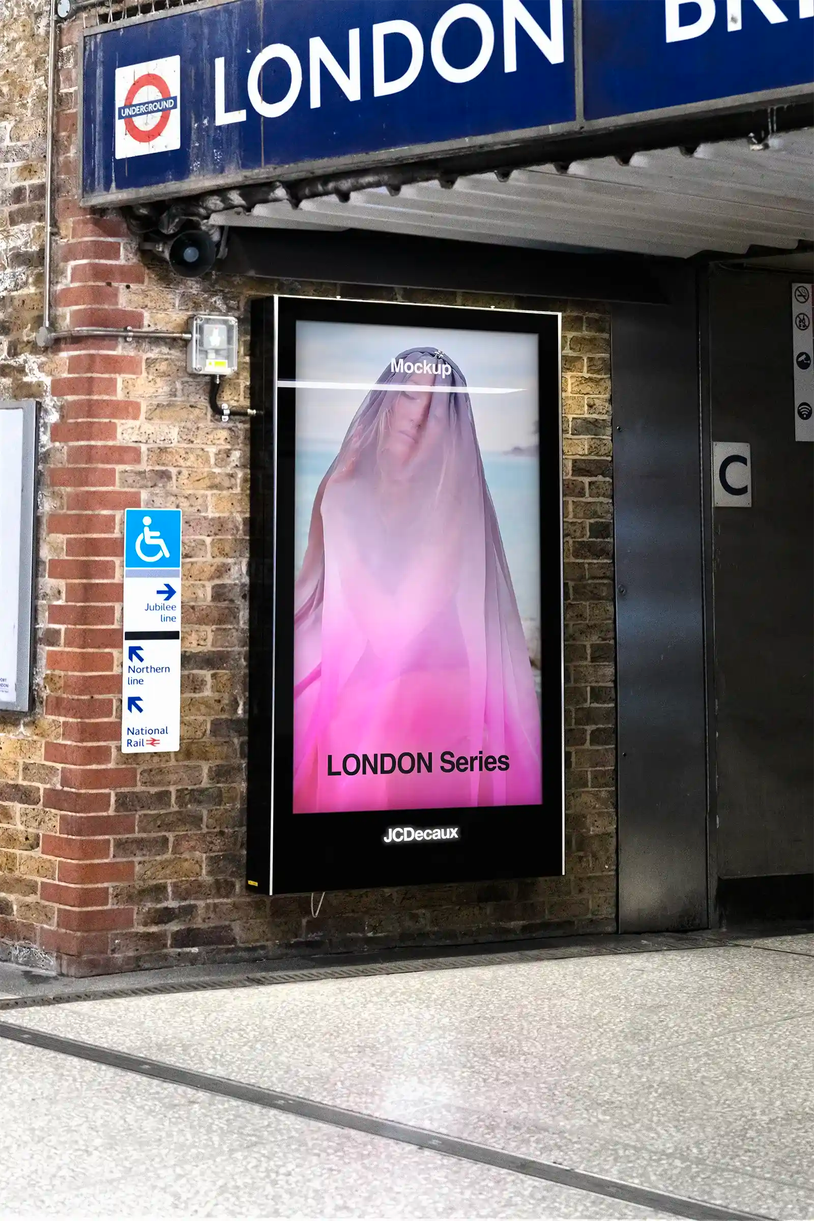 Billboard mockup in the London Underground, UK, at London Bridge Station. London tube PSD Mockup on Photoshop for your design 3