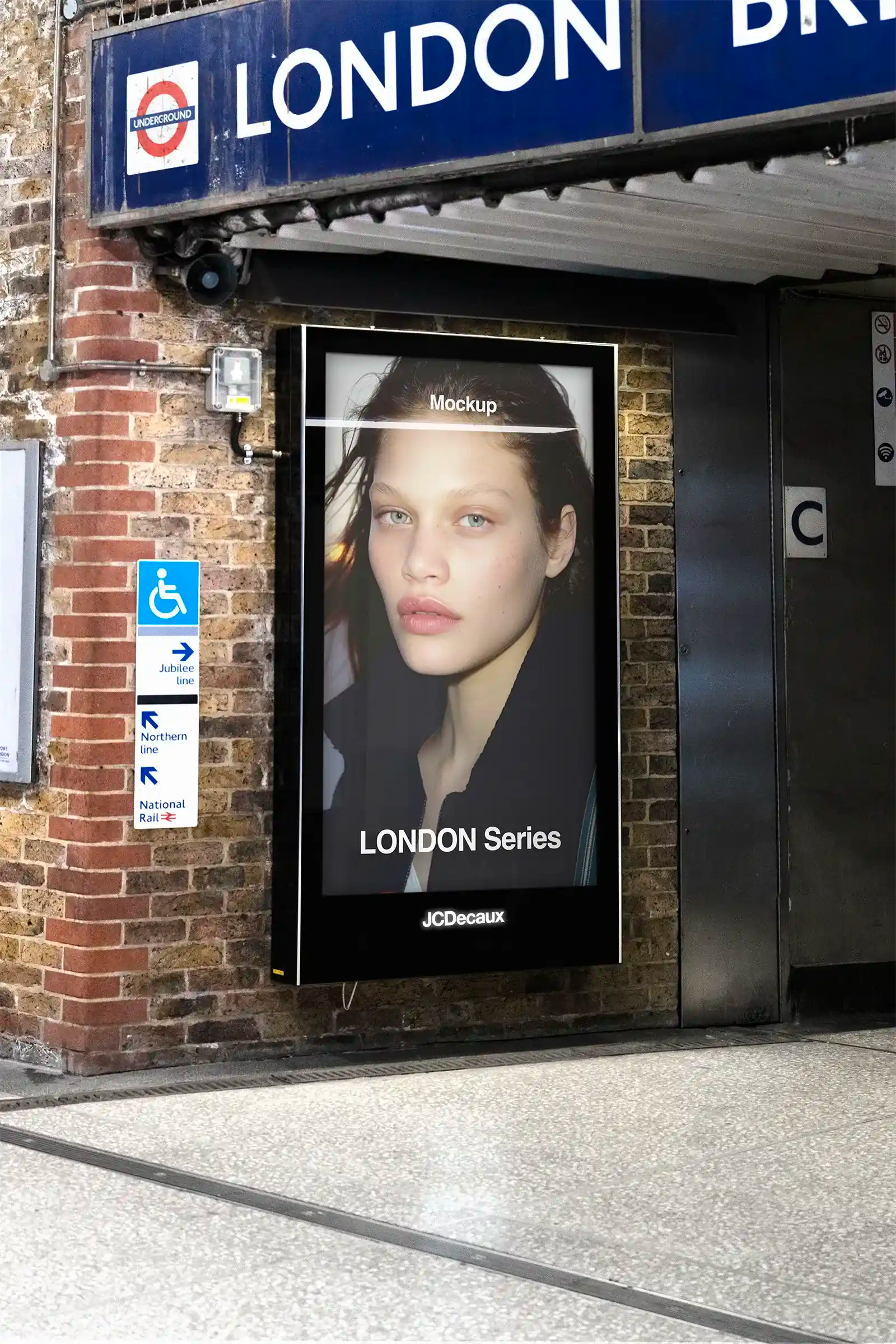Billboard mockup in the London Underground, UK, at London Bridge Station. London tube PSD Mockup on Photoshop for your design 4